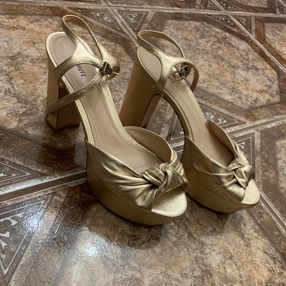 Schultz thalyta metallic gold platform scandals